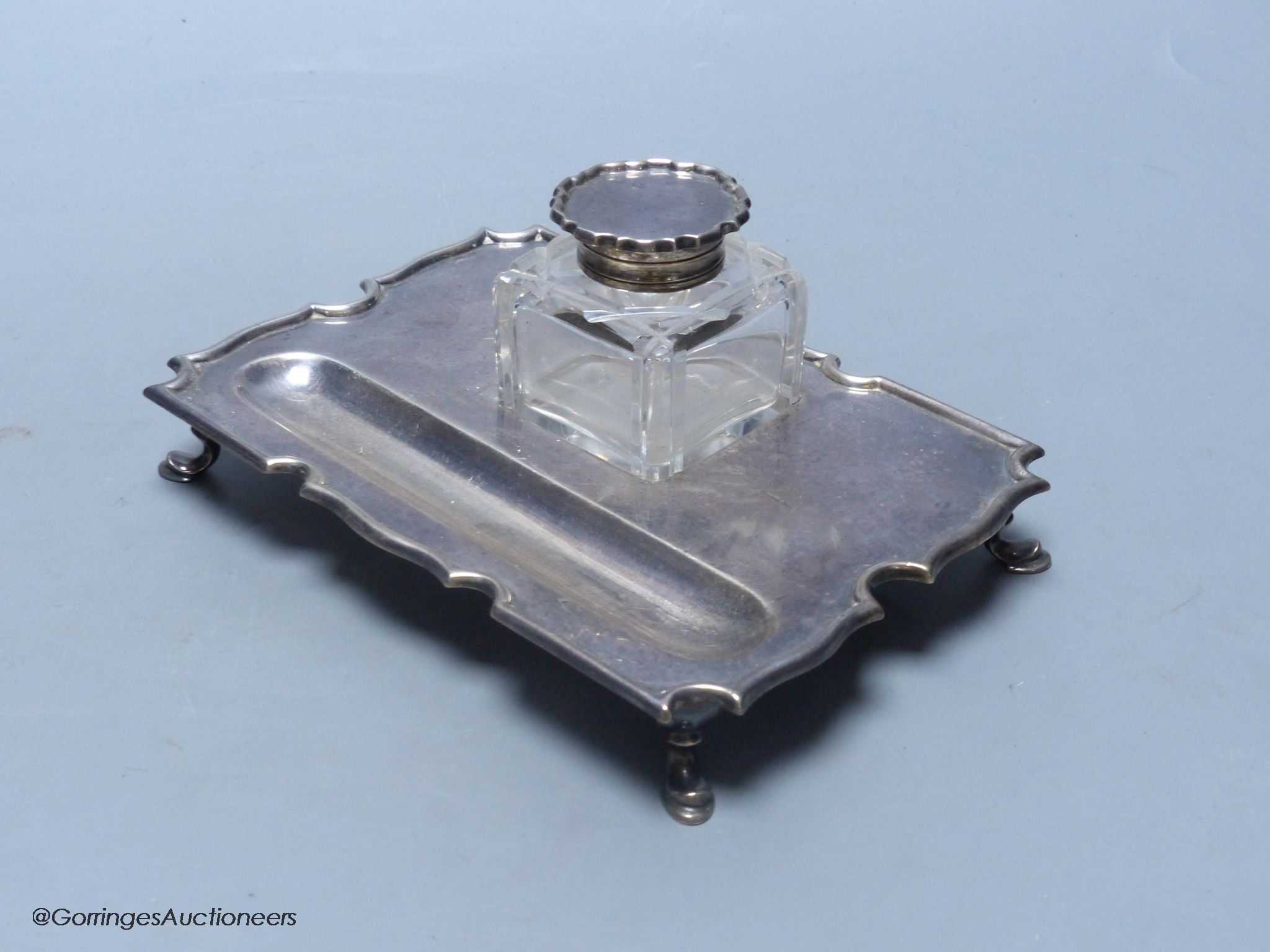 A George V silver rectangular inkstand, by Charles Stuart Harris & Sons, London, 1913, 17cm, stand, 6.5oz.